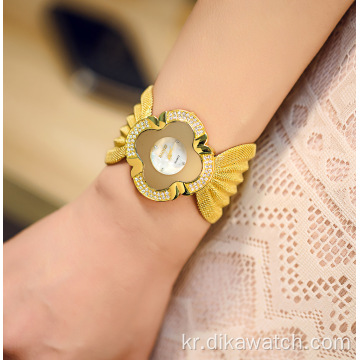 2021 뜨거운 판매 여성용 시계 황금 럭셔리 밝은 다이아몬드 메쉬 팔찌 여성용 패션 석영 시계